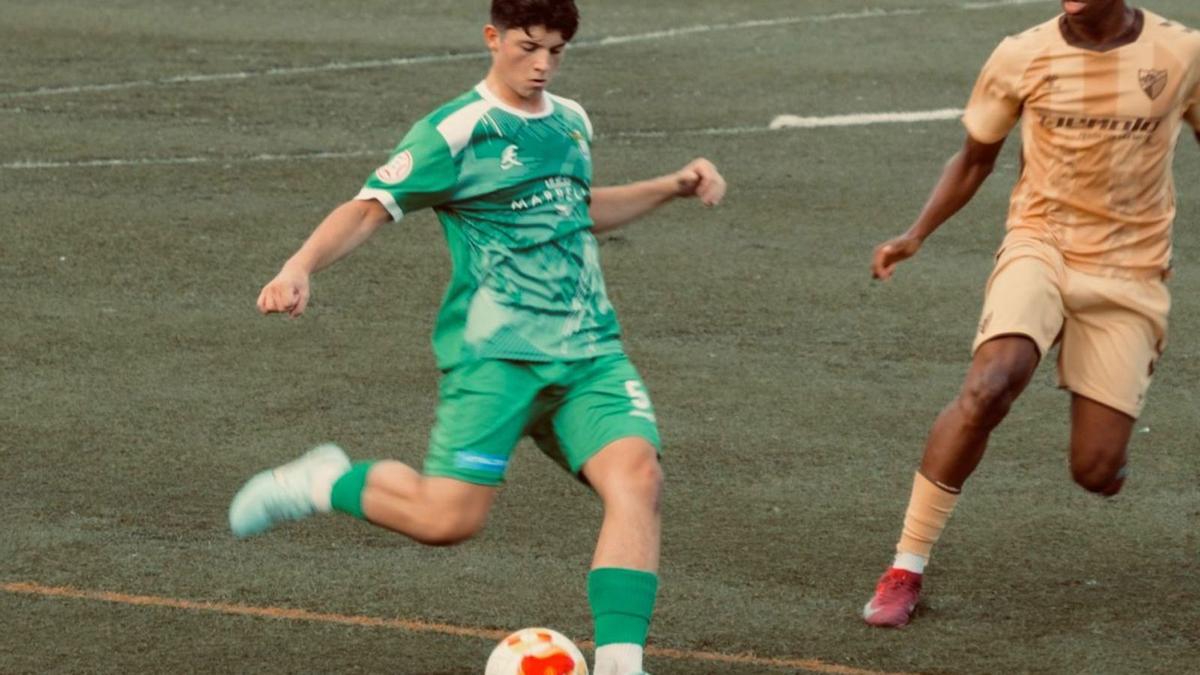 Franceso Gattuso, durante uno de los encuentros del CD Vázquez Cultural juvenil frente al Málaga CF de División de Honor.