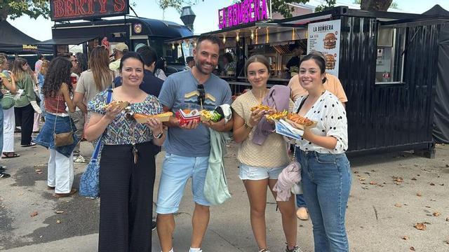 De izquierda a derecha, Aída Fernández, Pablo Gil, Claudia Gil y Paula Fernández, ayer, con su comida, frente a los «food trucks» | ENRIQUE PECKER