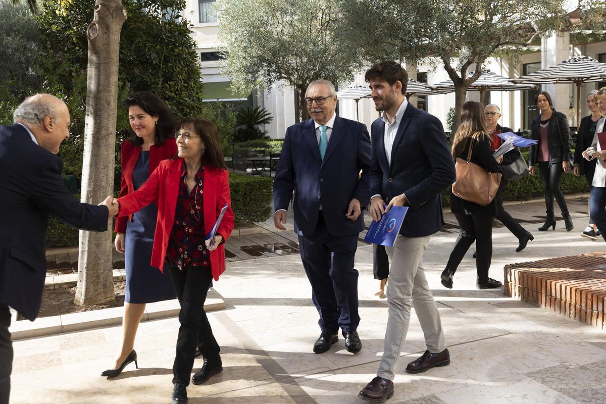 La subdelegada de Gobierno, Raquel Ibáñez; el decano del Cuerpo Consular, Leopoldo López, y el edil Juan Carlos Caballero.