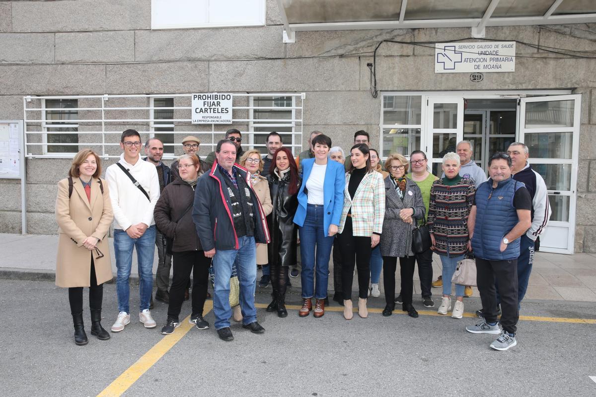 Ana Pontón con el resto de integrantes en el acto de hoy ante la Casa do Mar de Moaña.