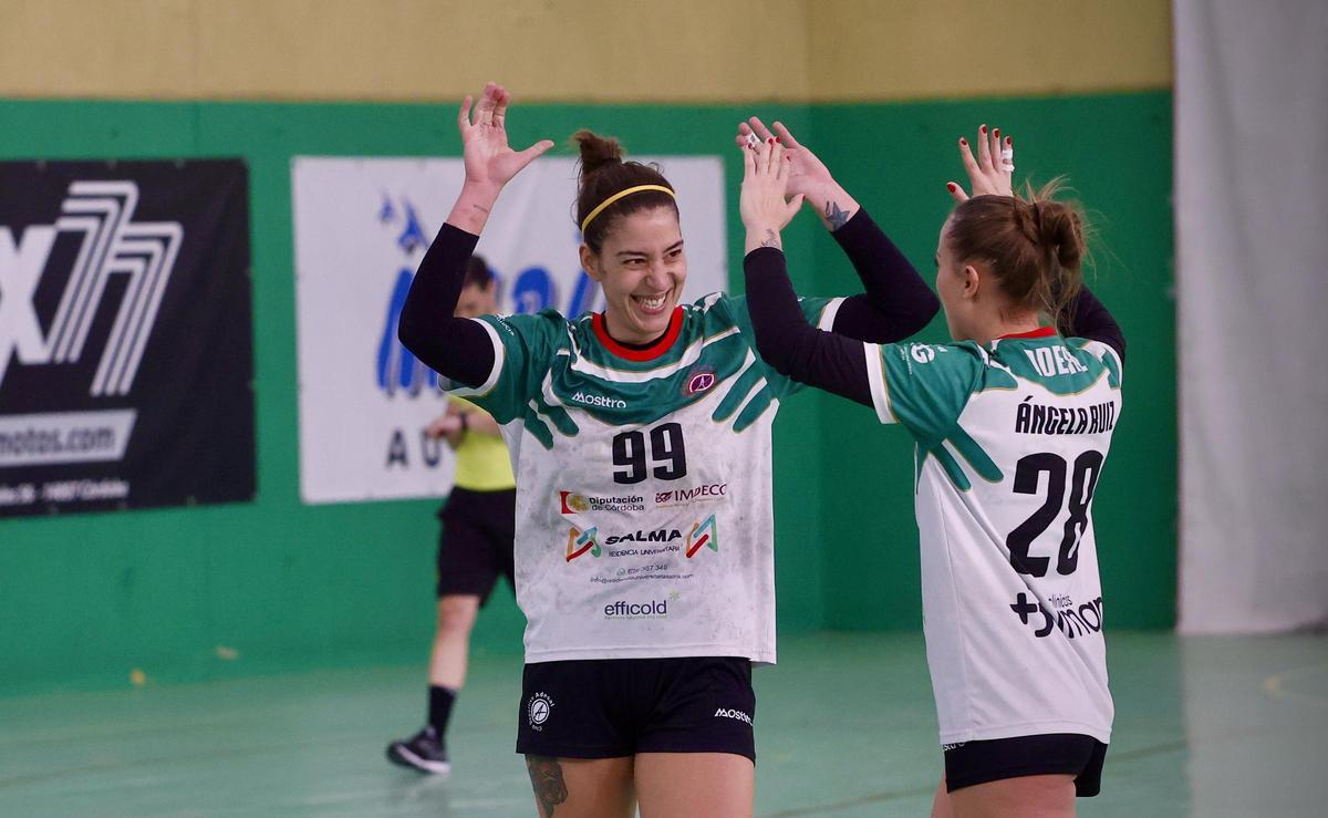 Andrea Roda y Ángela Ruiz celebran una victoria del Adesal.