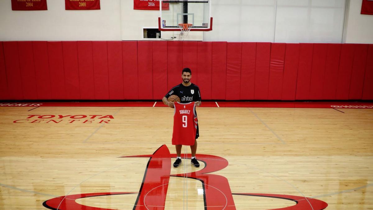 Luis Suárez visitó las instalaciones de los Houston Rockets