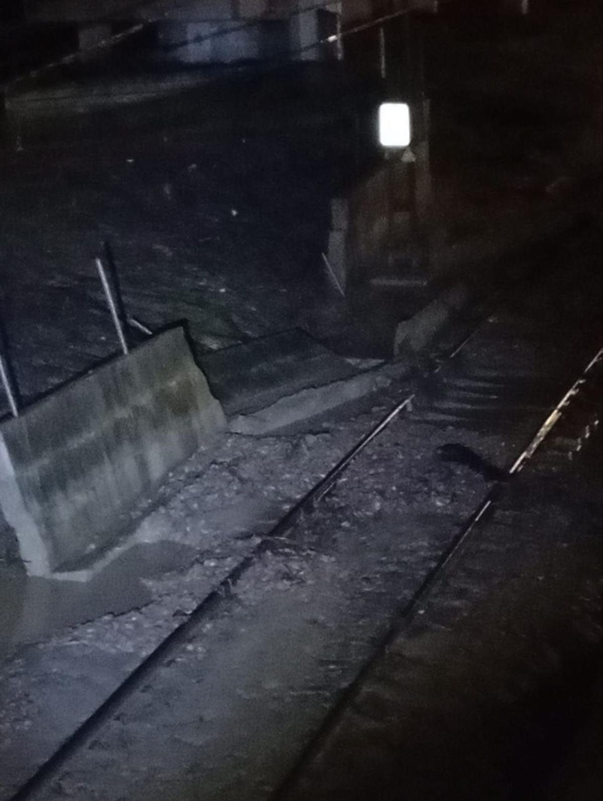 Muro caído junto a las vías de tren en la estación de Villa del Río.