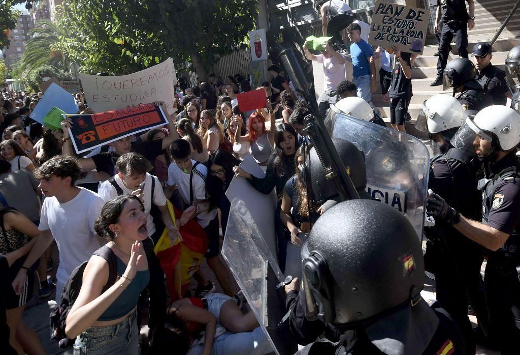 Todas las imágenes de la protesta por la Ebau y las cargas policiales junto a la Consejería de Educación