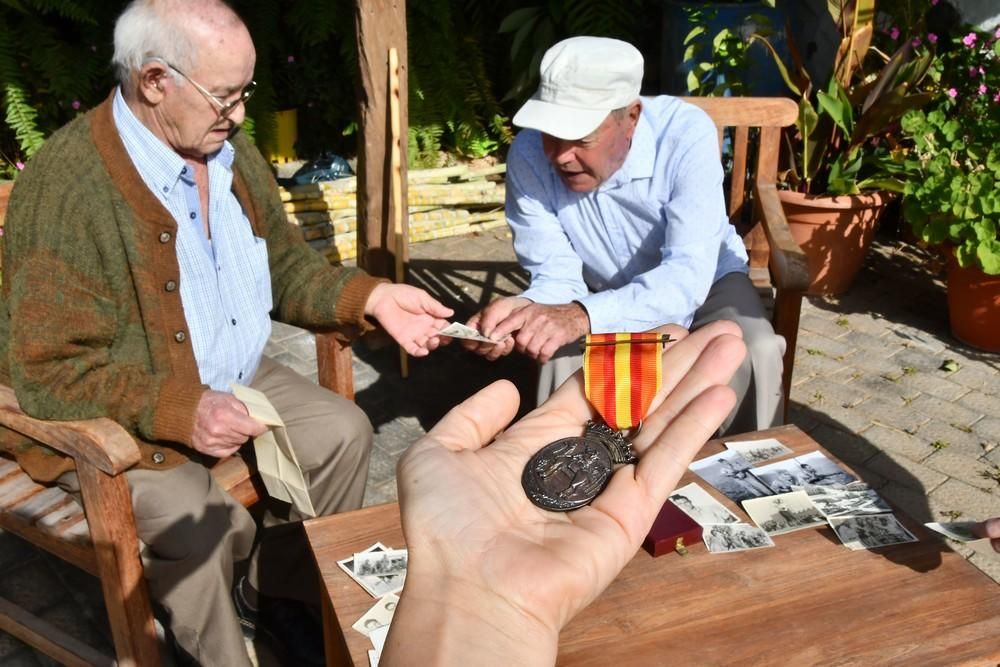 Dos excombatientes de la guerra de Sidi Ifni, en Ingenio