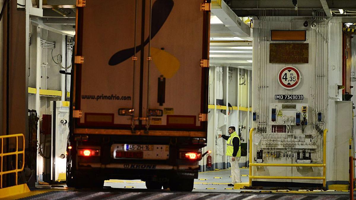 Un camión entra en el ferry que lo llevará hasta el sur de Francia en una foto de archivo. | URQUÍZAR