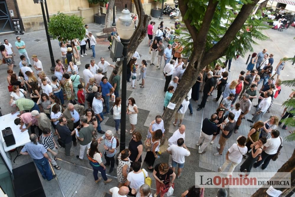 Protesta a las puertas del Ramón Gaya