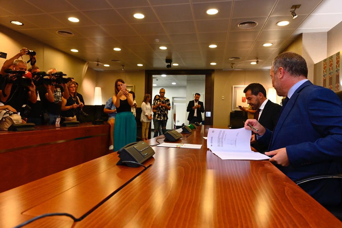 Segado y Alpañez, durante la firma del documento.
