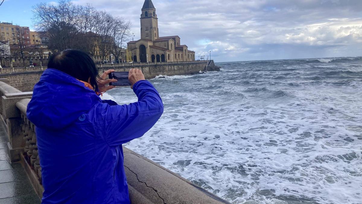 El frío y el viento siguen presentes en Gijón (en imágenes)