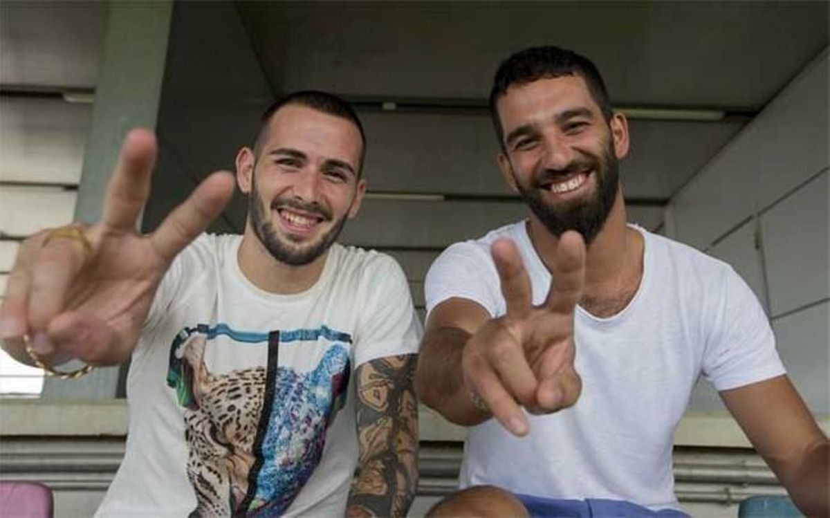 Aleix Vidal y Arda Turan posaron para SPORT en su primer día juntos como jugadores del FC Barcelona