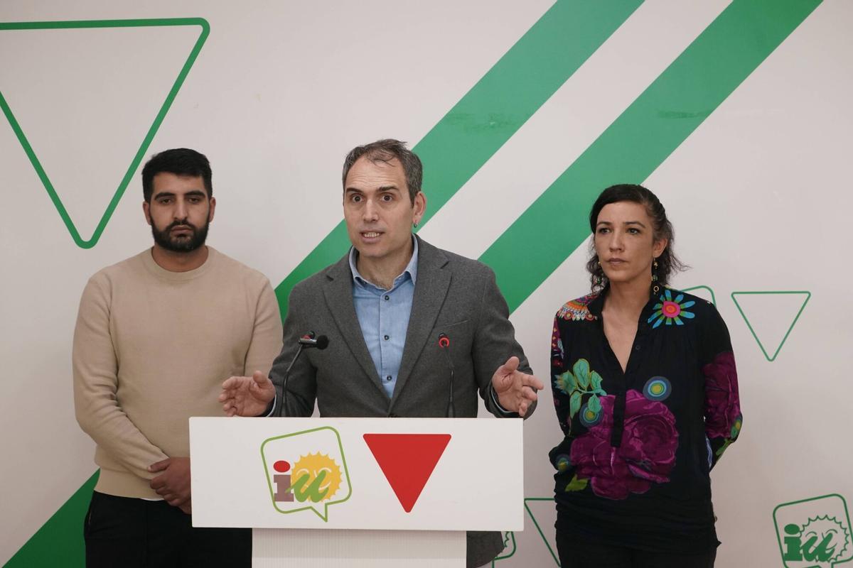 La coordinadora de IU Málaga y concejala en el Ayuntamiento de la capital, Toni Morillas, y Nasser Mejri, hermano de Haitam, el joven fallecido tras ser reducido con pistolas eléctricas taser por agentes en Torremolinos, acompañado del coordinador general de IU Andalucía, Toni Valero, en una rueda de prensa