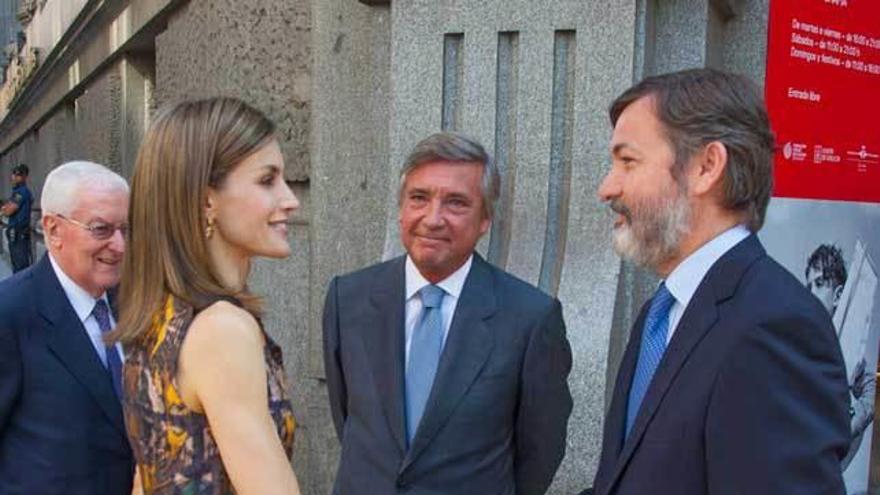 La Reina con los pendientes &quot;low cost&quot; de la firma on-line My Collect, el pasado miércoles, a su llegada al Instituto Cervantes de Madrid, en donde presidió, un año más, la reunión de los directores de la entidad.