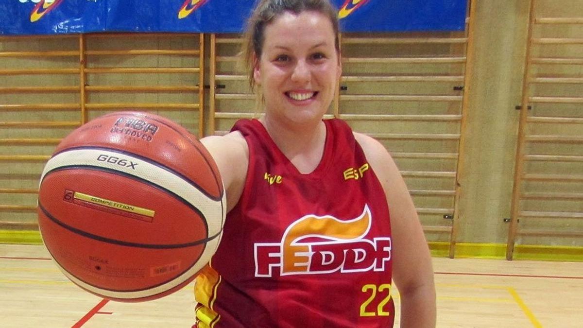 Genoveva Tapia, con la camiseta de la selección española como jugadora.