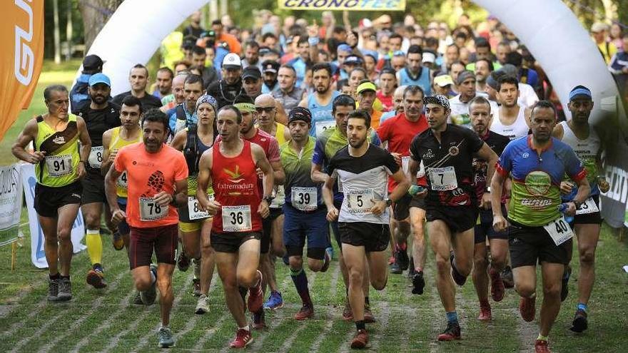 Momento de la salida de la primera edición del Trail da Carixa celebrado ayer. // Bernabé/Javier Lalín