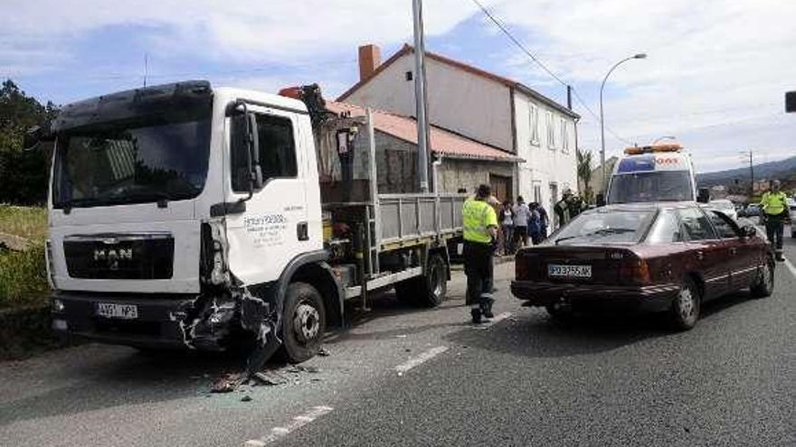 Estado en el que quedaron camión y el coche tras el accidente de Carracedo.