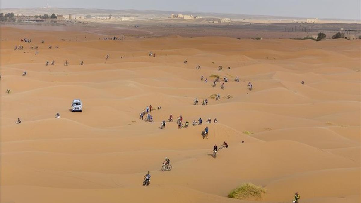 El paso por las dunas de Erg Chebbi se hizo por primera vez en el 2008, con Heras, Chiappucci y Jalabert.