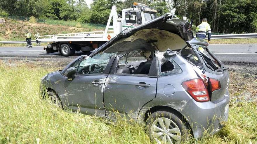 Estado en el que quedó el vehículo que volcó ayer en la AP-9 a la altura de Guísamo.