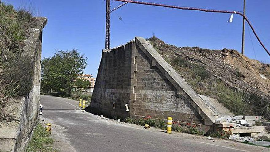 El tablero sobre el que se sustentaba la vía del tren ya ha sido desmontado con el fin de amplliar el ancho del puente.