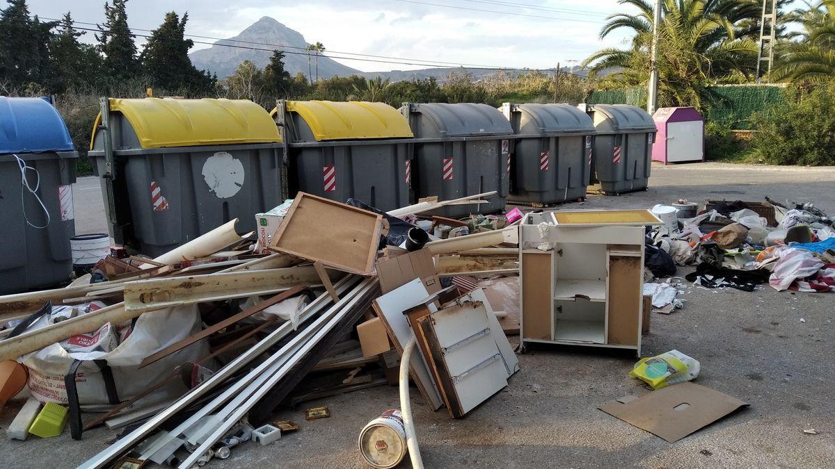 Vertidos ilegales fuera de los contenedores del Camí de les Cansalades