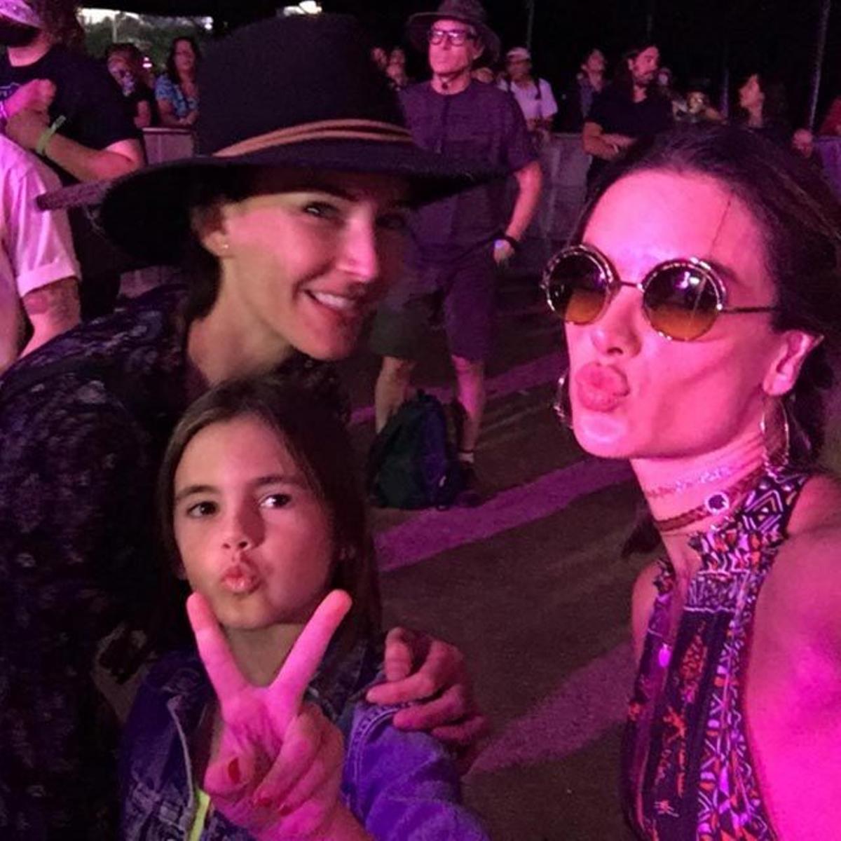 Alessandra Ambrosio, con su hija y una amiga en el Festival de Coachella.