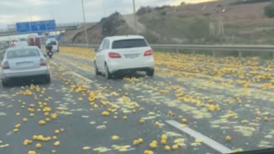 Invasión de limones en la autovía de Murcia: &quot;Cuando llegas te reciben así&quot;