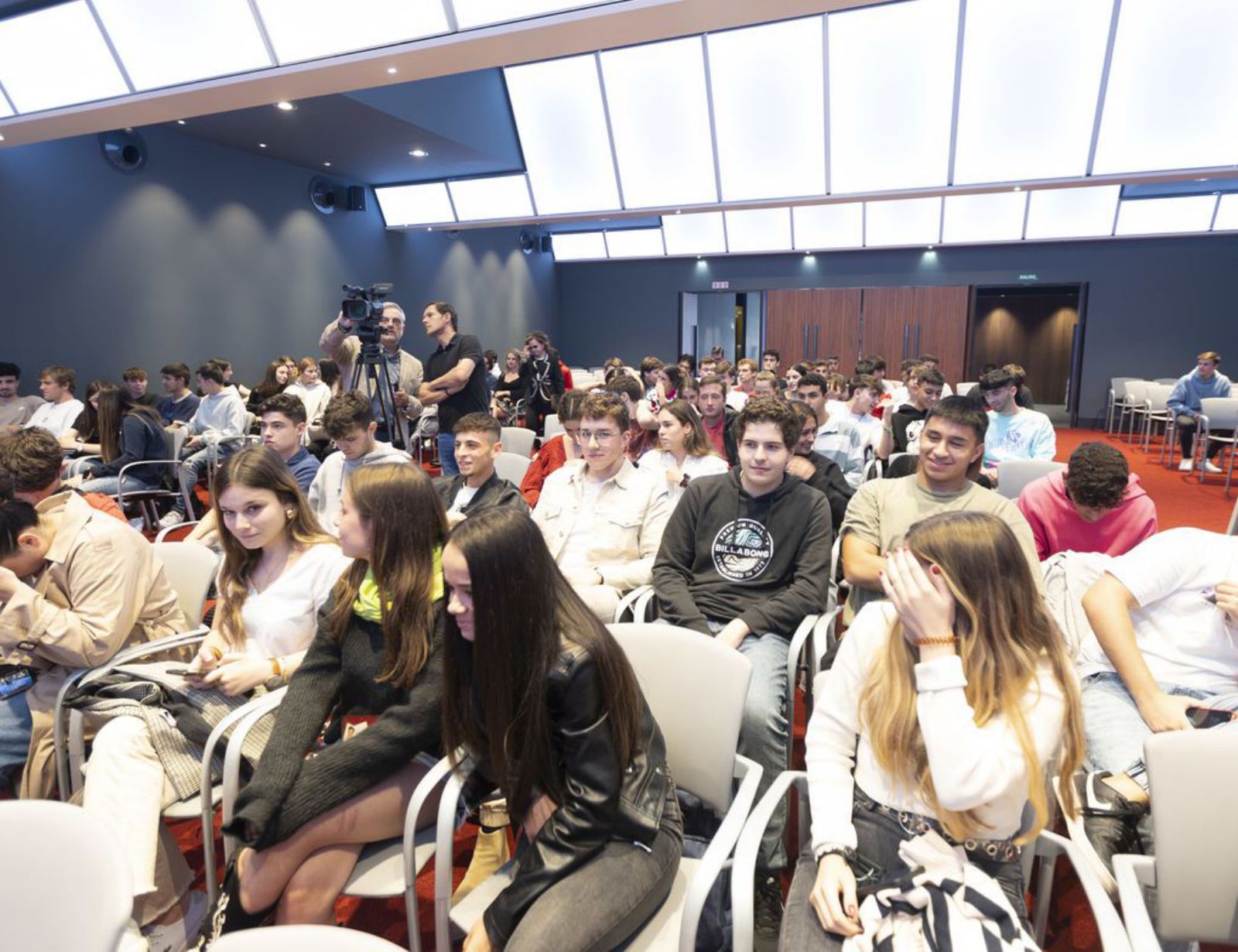 El público de universitarios que llenó ayer el Club Prensa Asturiana de LA NUEVA ESPAÑA. | Miki López