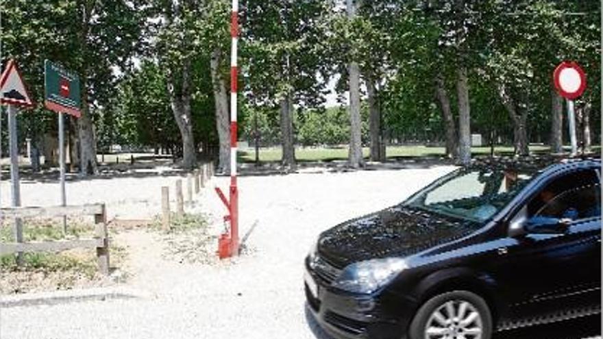 Una de les tanques totalment oberta, al lateral del Passeig de la Devesa.