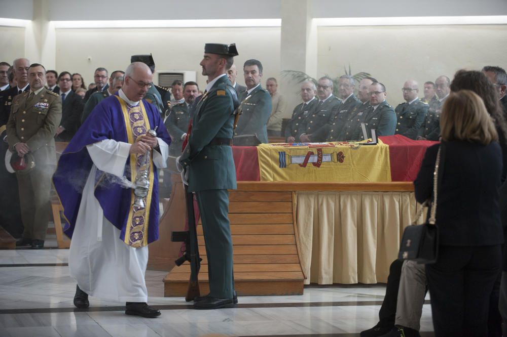 Familiares, amigos y compañeros del cabo primero de la Guardia Civil le han dado el último adiós.