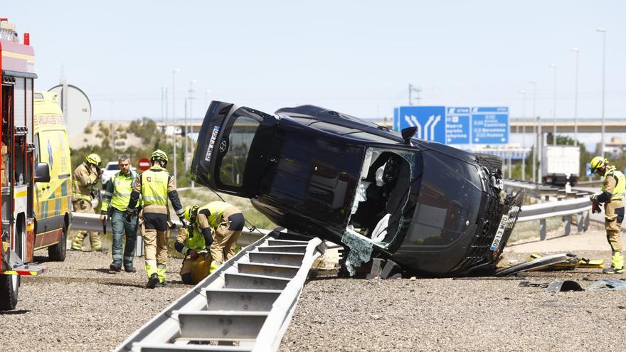 Accidente en Cuarte de Huerva: un conductor vuelca su vehículo en la mediana de la A-23