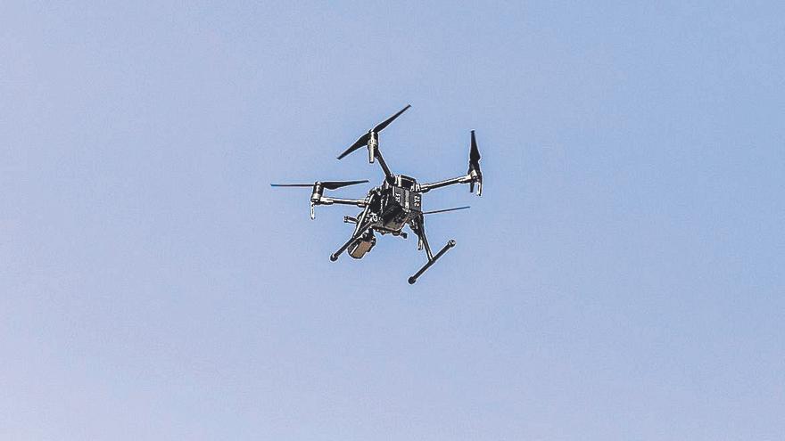 Un dron utilizado en la redada para otear el poblado desde el aire.