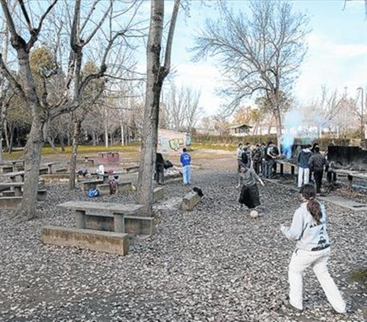 L’espai 8 Un grup d’estudiants fan una barbacoa a Les Basses, ahir. L’espai 8 Un grup d’estudiants fan una barbacoa a Les Basses, ahir.
