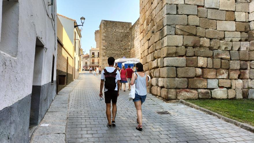 El alumbrado de la antigua muralla romana del Casco Histórico de Coria se renueva con luces LED