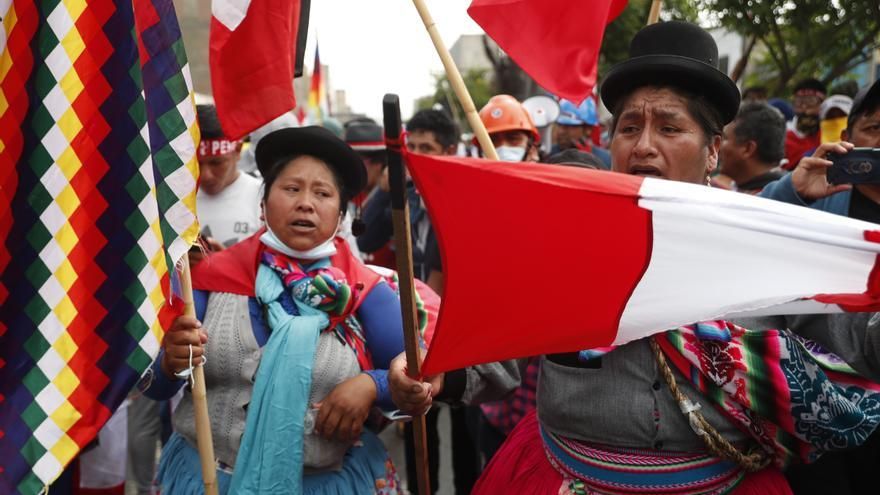 Miles de manifestantes antigubernamentales marchan nuevamente en Lima.