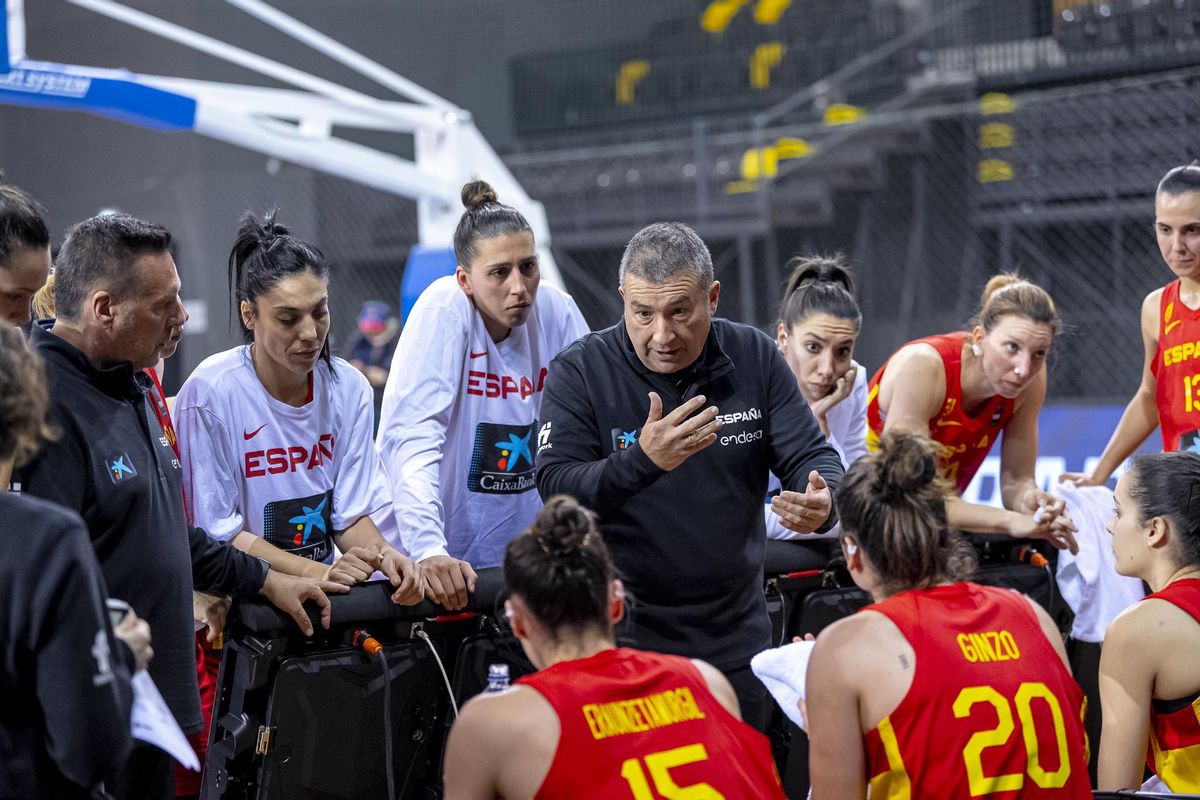 Miguel Méndez, seleccionador nacional femenino, da instrucciones a sus jugadoras.