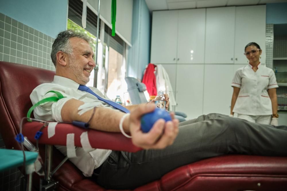 El presidente del Gobierno de Canarias dona sangre