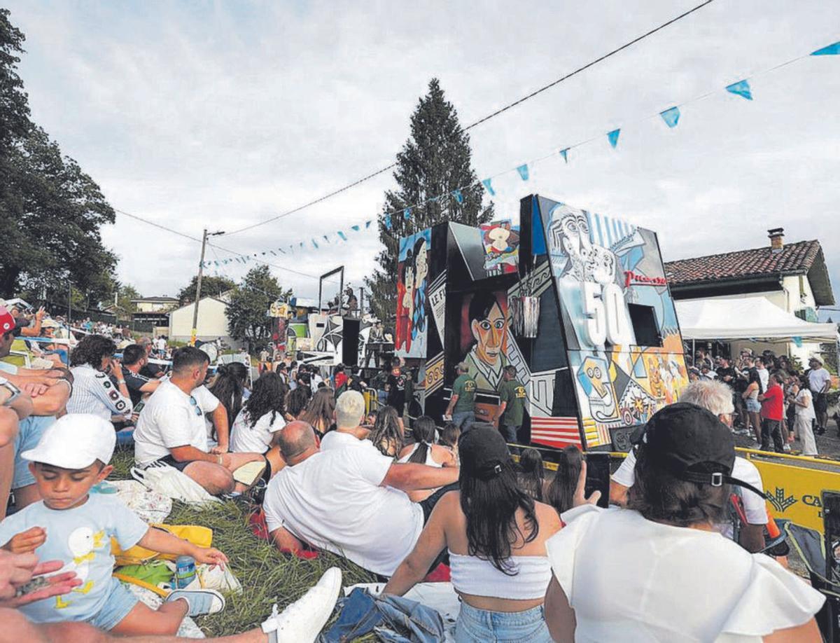 Una de las carrozas del desfile del verano pasado en las fiestas de San Félix de Valdesoto. | Irma Collín