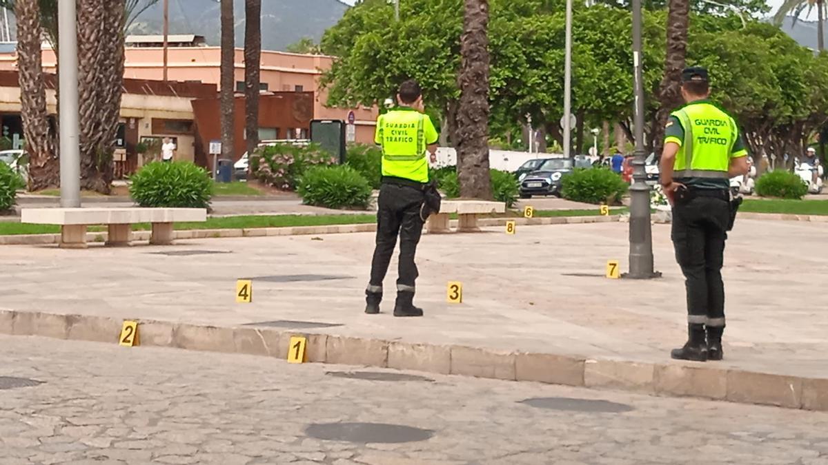 La Guardia Civil de Tráfico realizan mediciones en el lugar del atropello mortal a un peatón de un coche de la Policía Local de Palma.