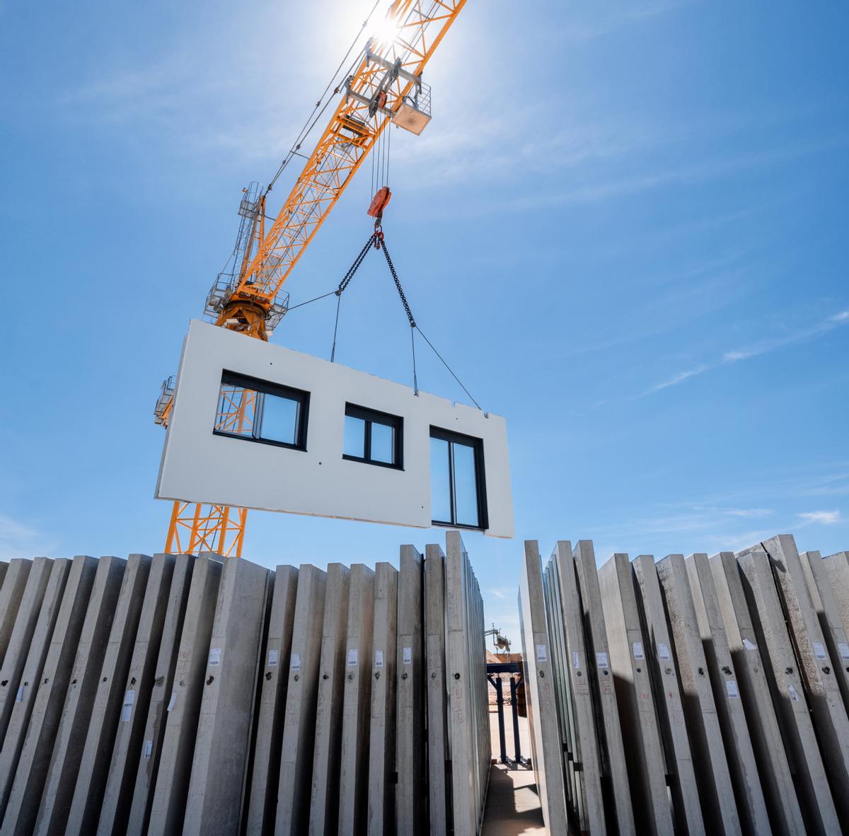 Proceso de ensamblado de un edificio de construcción industrializada.