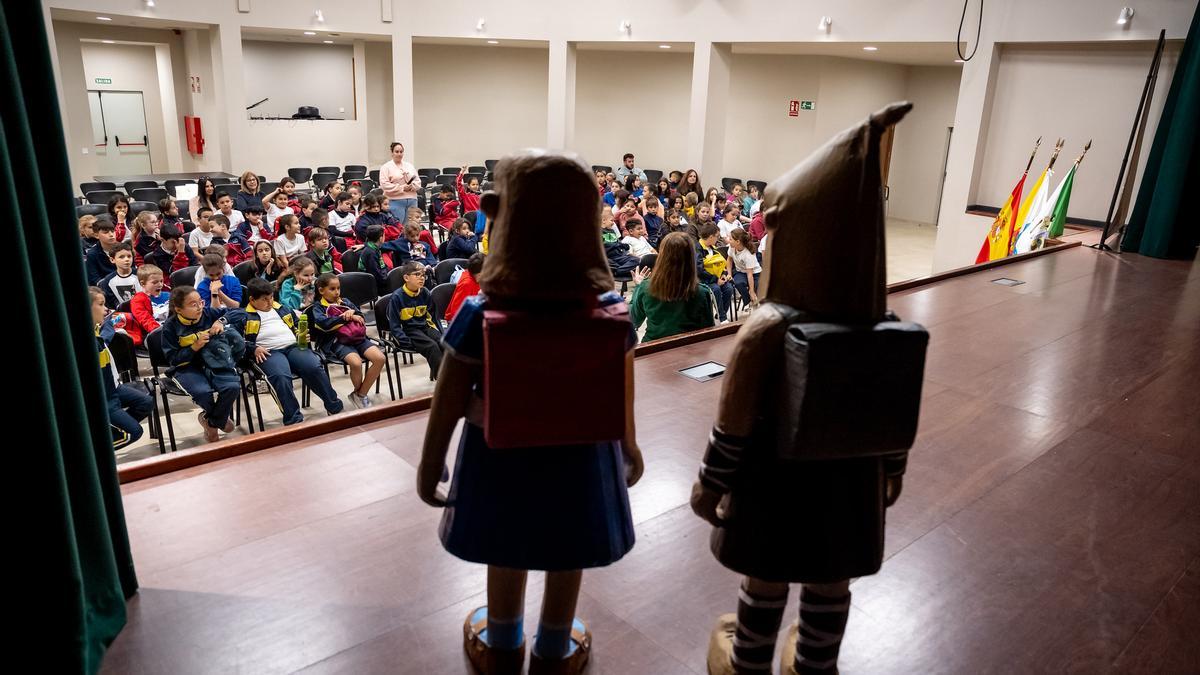 Los muñecos de Sara y Darmo sobre el escenario y junto a los alumnos de los 5 colegios de Valsequillo
