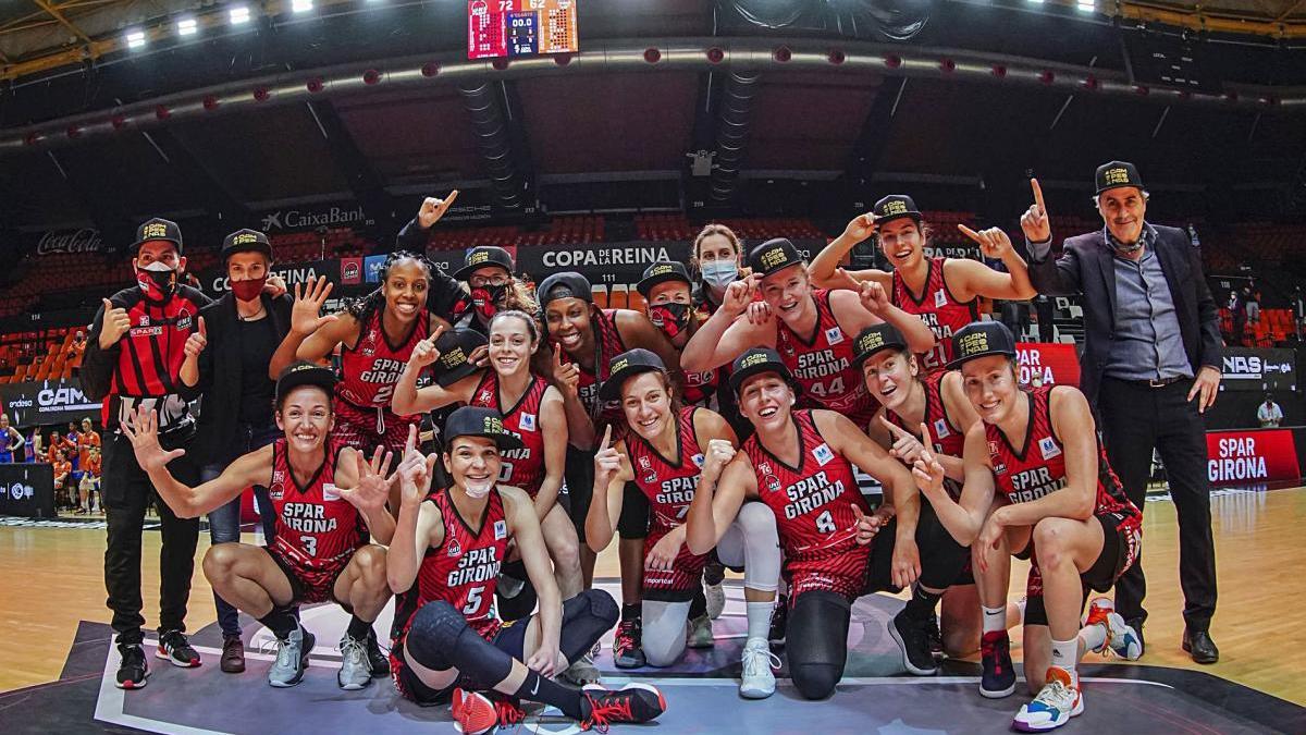 Les jugadores i el cos tècnic de l&#039;Spar Girona celebrant la Copa de la Reina diumenge a la Fonteta de València.