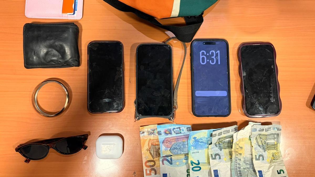 Móviles y otros efectos robados incautados al sospechoso.
