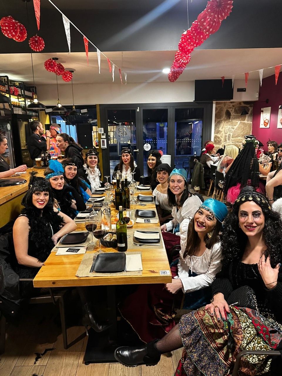 Asistentes a la fiesta de carnaval en el restaurante O 48 da Platería.