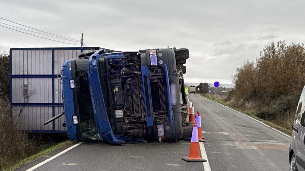 El carril habilitado para el paso y el camión ocupando parte de la vía.