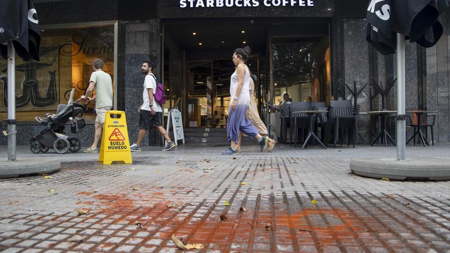 Un coche se empotra contra la terraza de Starbucks en Málaga con al menos dos heridos