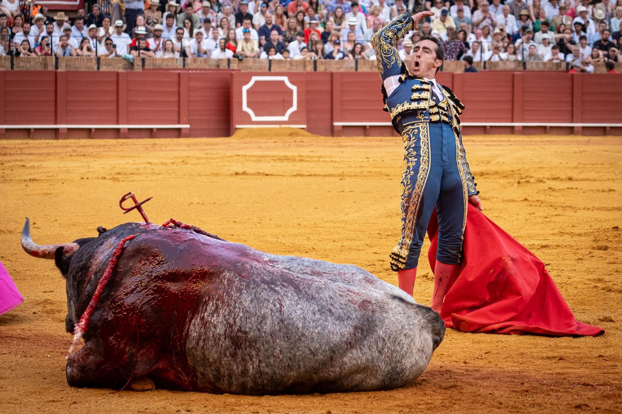 15. El Fandi celebra la muerte de su segundo toro.jpg