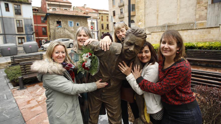 La estatua de Rambal, un reclamo para Cimadevilla Colas para abrazarles y hacerse una foto