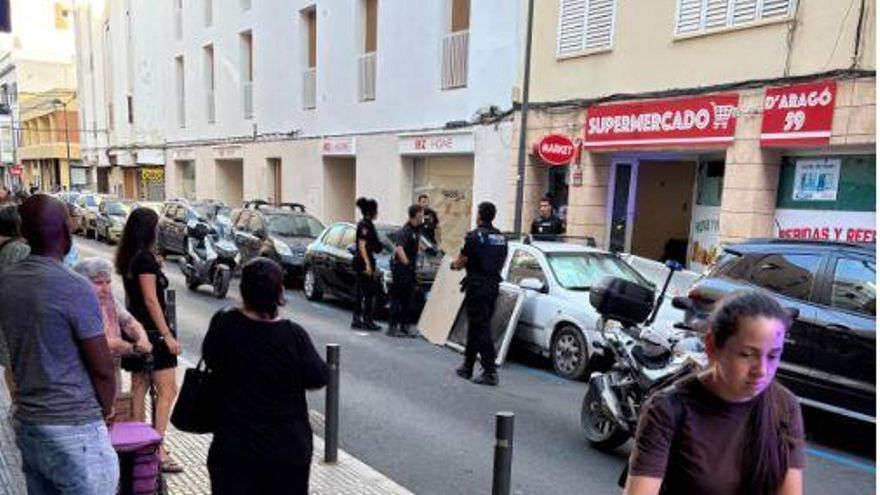 Un detenido en un altercado en un supermercado okupado en el centro de Ibiza