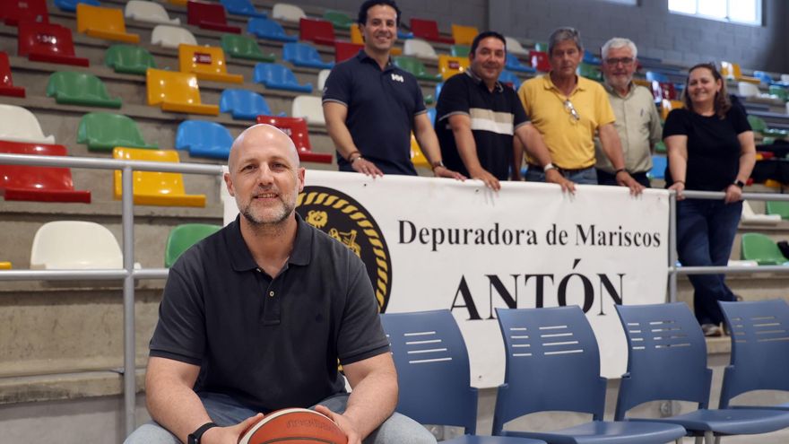 El técnico vilagarciano cuenta con el respaldo de toda la directiva para hacer crecer el proyecto y el equipo.