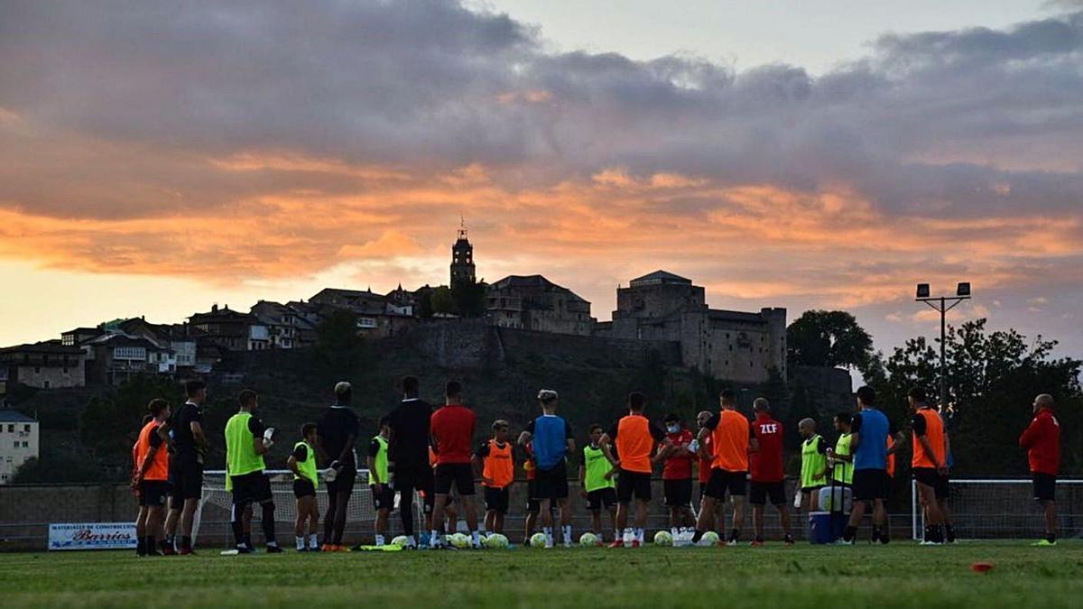 La plantilla rojiblanca, entrenando en el campo de El Pinar de Puebla. | ZCF