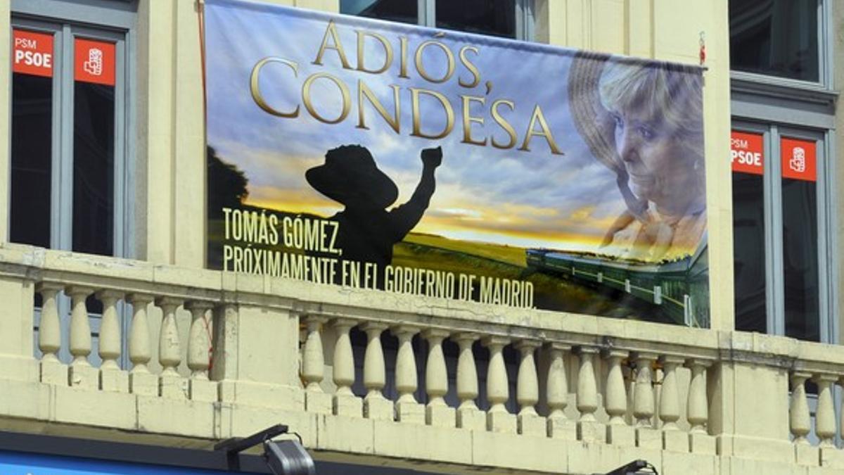 Cartel de 'Adiós Condesa', en la sede del PSM en la plaza de Callao de Madrid.